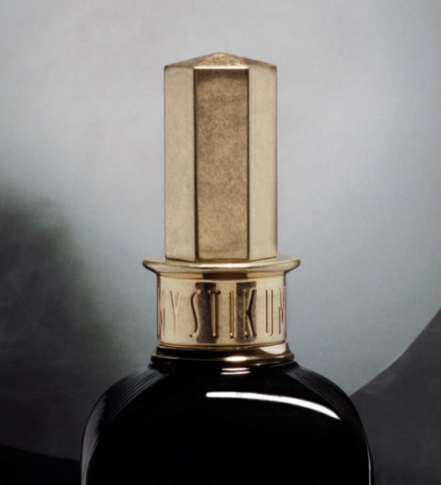 closeup-black-perfume